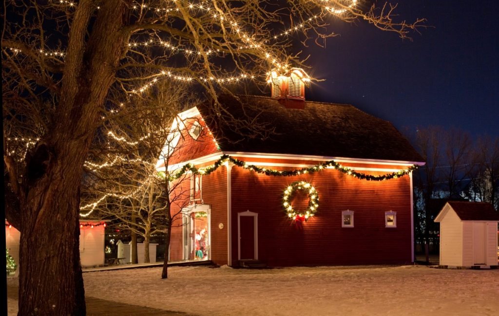 christmas_house_night_xmas_lights_red_house_town_festive_home_decoration